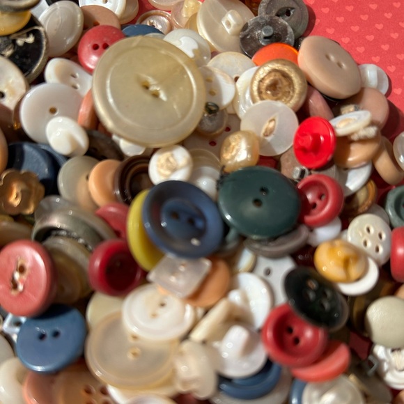 Lot of Vintage Christmas Color Themed Buttons in tin - Picture 7 of 13